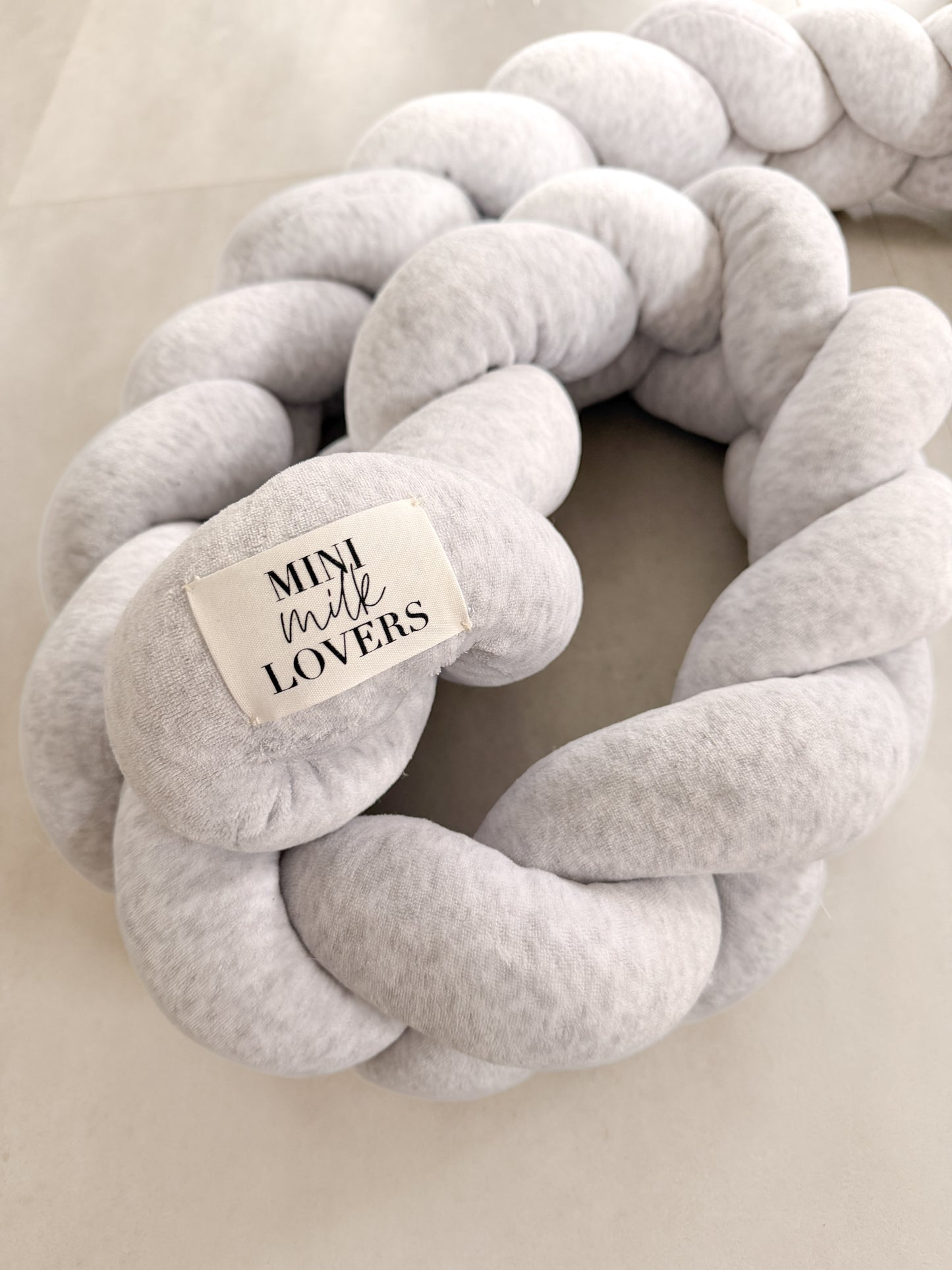 Handgefertigte Bettschlange 2m, Weiss, Hellgrau