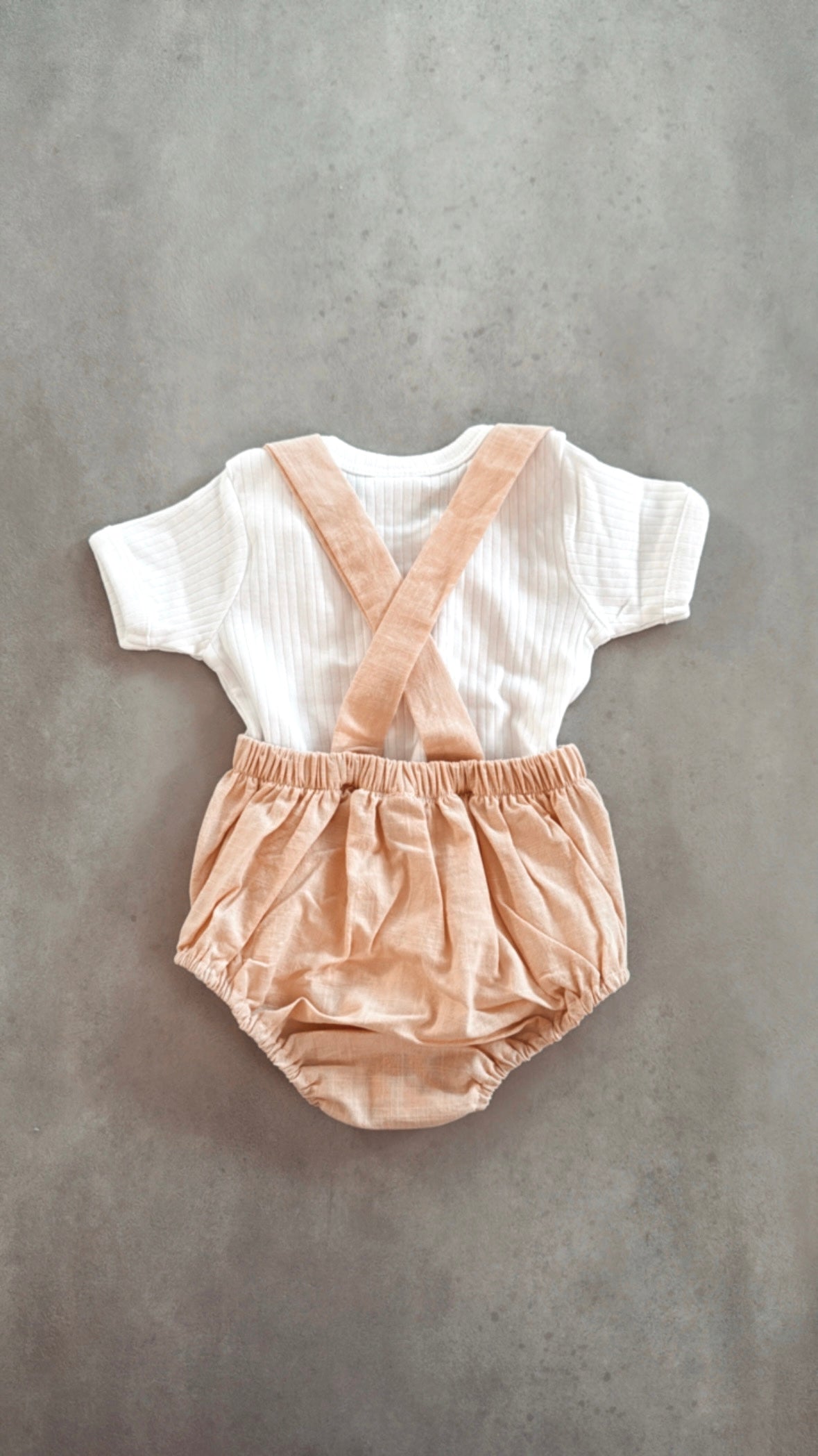 Kurze Latzhose Beige