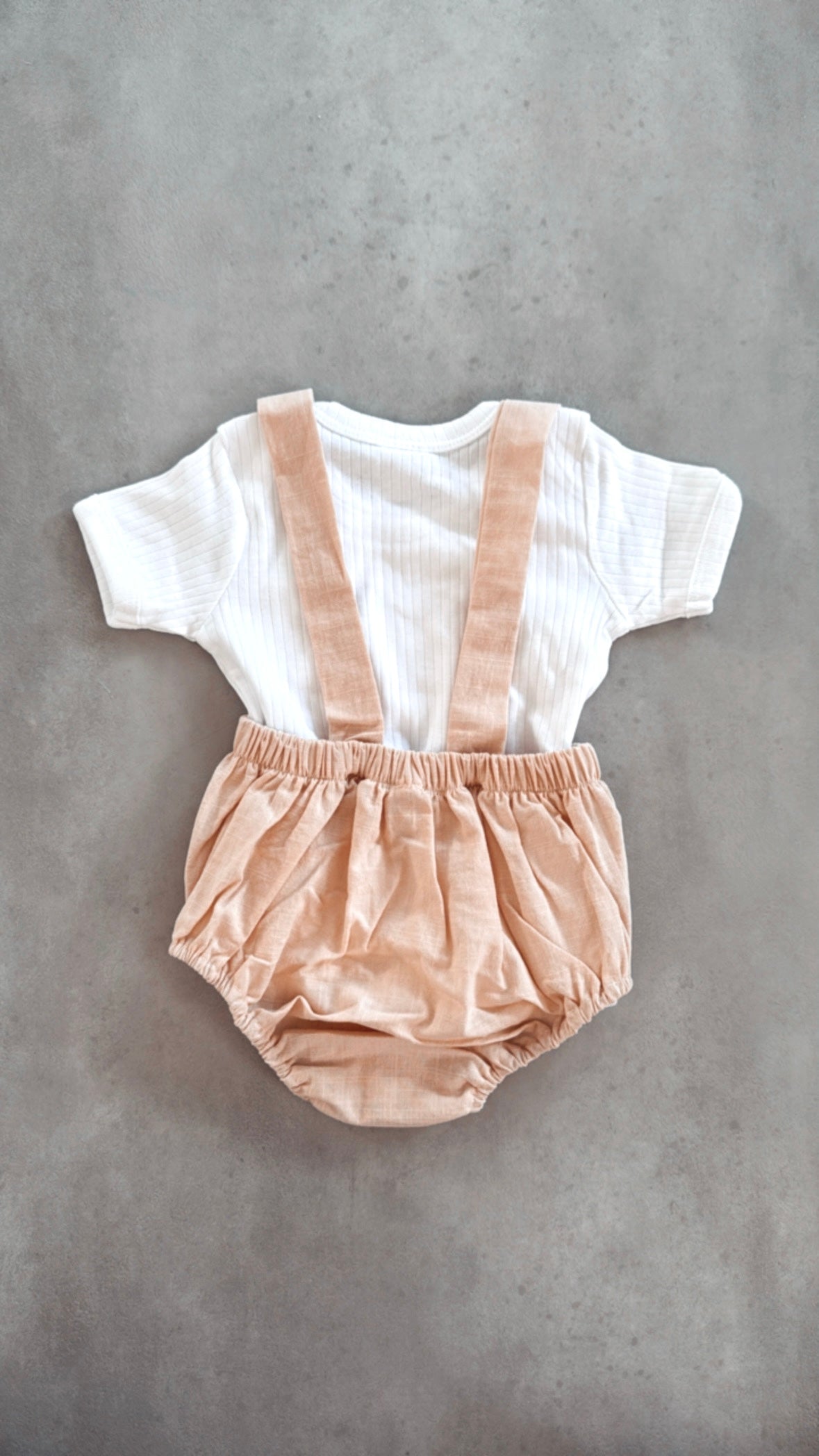 Kurze Latzhose Beige