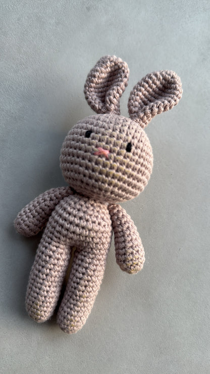 Rassel Hase gehäkelt