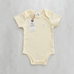 Kurzarm Body in der Trendfarbe Butter aus Bio Baumwolle