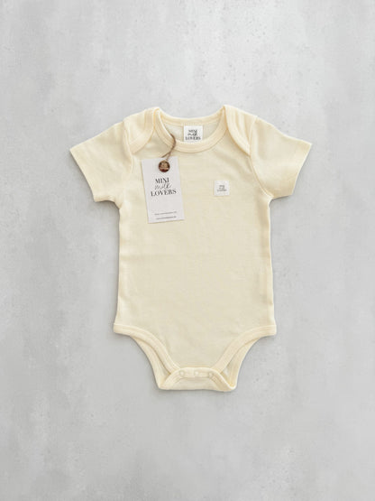 Kurzarm Body in der Trendfarbe Butter aus Bio Baumwolle
