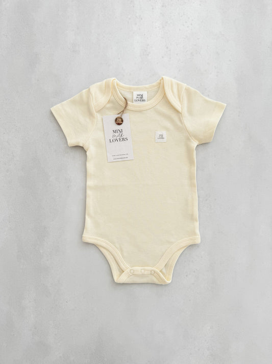 Kurzarm Body in der Trendfarbe Butter aus Bio Baumwolle