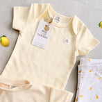 Kurzarm Body in der Trendfarbe Butter aus Bio Baumwolle