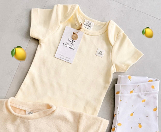 Kurzarm Body in der Trendfarbe Butter aus Bio Baumwolle